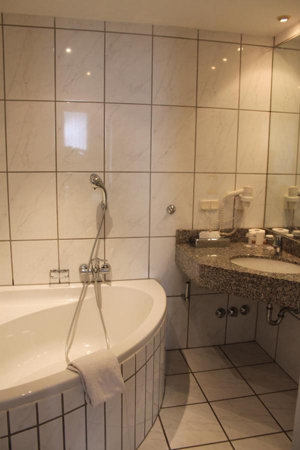 Stadt-Gut-Hotel Zum Rathaus Oberhausen  Zewnętrze zdjęcie
