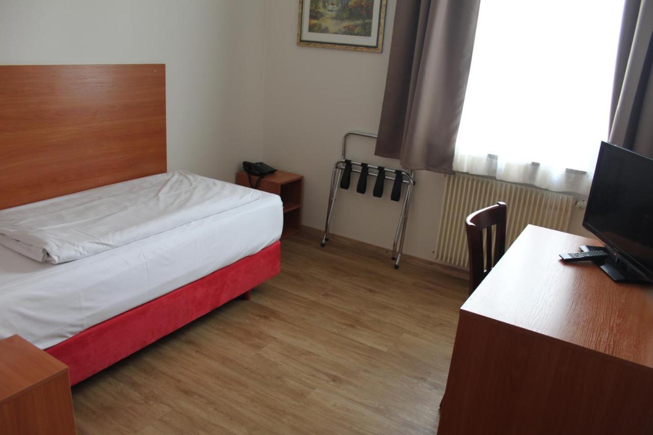 Stadt-Gut-Hotel Zum Rathaus Oberhausen  Zewnętrze zdjęcie